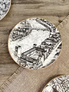 Dettaglio macro del piatto in ceramica da 8 pollici con architettura di Verona