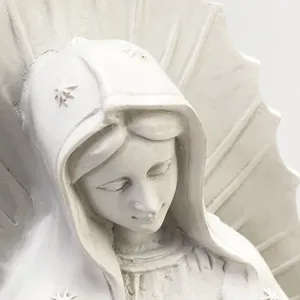 Dettaglio della statua della Vergine di Guadalupe in resina bianca con velo stellato