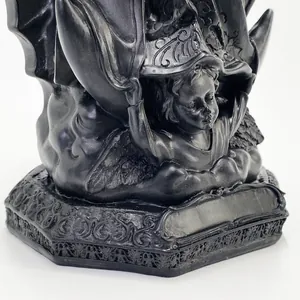 Dettaglio ravvicinato di scultura in resina nera con motivo ad angelo e intagli ornati