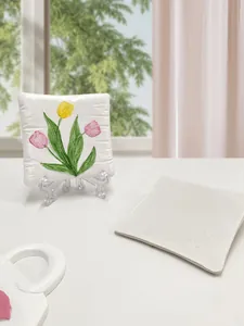 Dettaglio del vassoio per gioielli quadrato in resina con tulipani e supporto trasparente