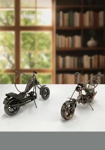 Gedetailleerde weergave van twee vintage industriële ijzeren motorfietsmodellen