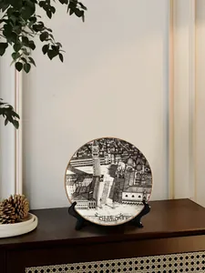 Dettaglio del piatto in ceramica Venezia con schizzo architettonico in bianco e nero