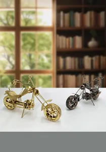 Detail van vintage ijzeren motorfietsmodellen in goud en brons voor huisdecoratie