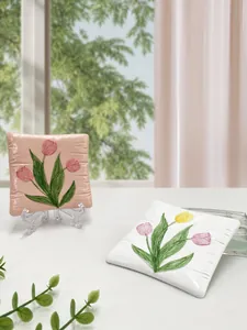 Dettaglio del rilievo a tulipano su sottobicchieri in resina rosa e bianca