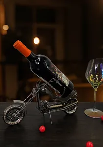 Detail van vintage metalen motorfiets wijnrek met elegante vage achtergrondverlichting