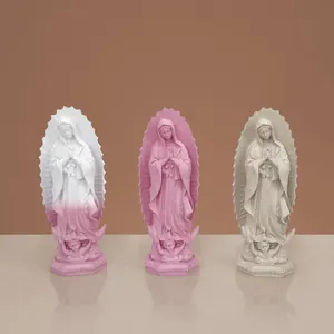 Tre statue della Vergine di Guadalupe in resina rosa, bianca e beige con rilievo