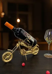 Macro-detail van een vintage motorfiets wijnrek in een gouden gegalvaniseerde metaal
