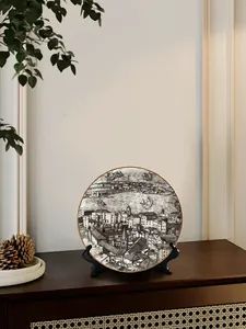 Piatto decorativo in ceramica città di Genova con bordo dorato su supporto nero