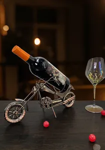 Detail van industrieel motorfiets-wijnrek met vintage metalen kettingen en gelast staal