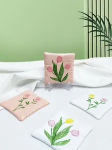 Vista dettagliata dei sottobicchieri floreali 3D con tulipani e rose per i gioielli