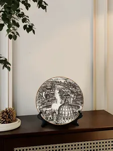 Dettaglio del piatto decorativo in ceramica da 20cm con schizzo della città di Roma