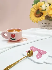 Set tazza da caffè in ceramica rosa con rilievo a tulipano e cucchiaio a fiore d'oro