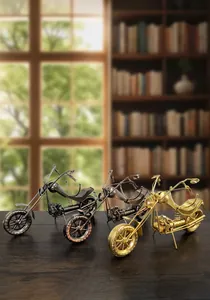 Detail van drie vintage metalen motorfietsmodellen in brons en goud op houten oppervlak