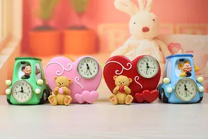 Vista detallada de cuatro relojes de escritorio de cuarzo con dibujos animados