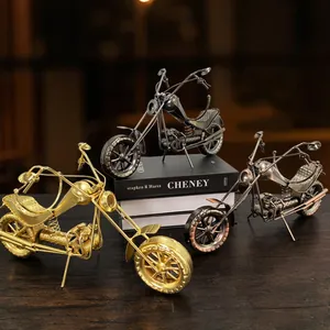 Handgemaakte vintage metalen motorfietsmodellen in goud, zwart en brons voor kantoordecor