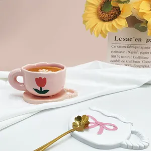 Set tazza in ceramica con tulipano rosa, sottobicchiere a fiocco e cucchiaio oro