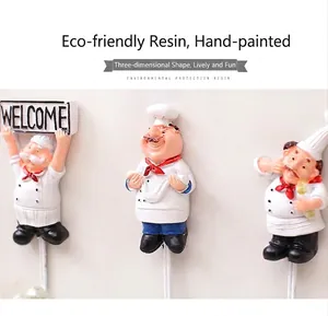 Drei handbemalte Küchenchefs aus Harz als Wandhaken mit Welcome-Schild in Nahaufnahme