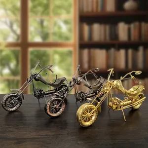 Retro ijzeren motorfietsmodellen in brons en goud voor kantoor en interieurdecoratie