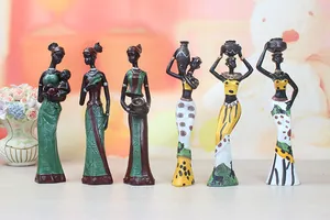 Detailweergave van zes exotische Afrikaanse stamfiguren van hars met kleurrijke patronen