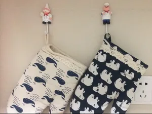 Ganci adesivi da parete con guanti da forno in cotone con stampe di balena e orso