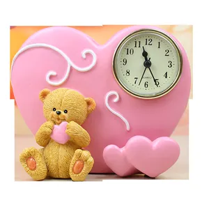 Reloj de mesa rosa con forma de corazón y una linda figura de oso decorativo