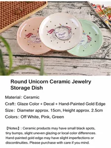 Detalle de bandeja de cerámica unicornio para joyas con borde dorado y texto decorativo