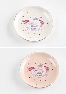 Detalle de bandeja para joyas de cerámica de unicornio con borde dorado y frases mate