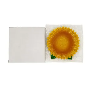 Gedetailleerd bovenaanzicht van hars zonnebloem sieradenschaal met witte verpakking