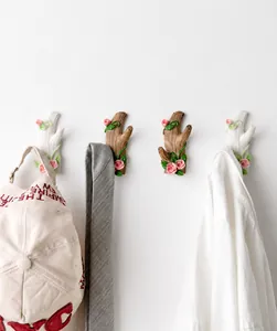 Detail von Baumzweig Wandhaken aus Kunstharz für Hüte und Accessoires im Landhausstil