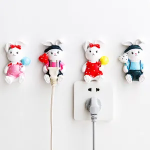 Lot de quatre crochets muraux mignons en forme de lapin en résine pour prises électriques