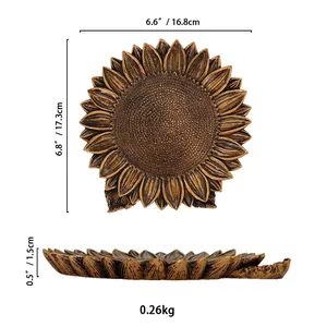 Detailweergave van zonnebloem sieradenschaal in goud met textuur en productafmetingen
