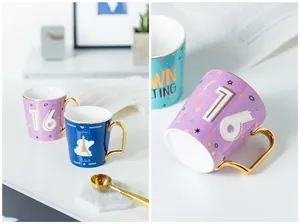 Dettaglio di tazza in ceramica di lusso con manico dorato e stampa della torre di Parigi