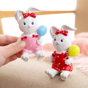 Support de prise lapin mignon en robe à pois rose et rouge pour rangement de câbles
