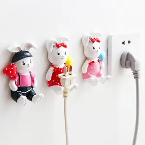 Trois crochets muraux en forme de lapin pour câbles et prises en rouge rose et noir