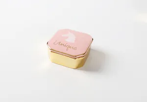 Detailansicht der rosa-goldenen achteckigen Schmuckschatulle mit Einhorn und Unique-Schrift