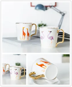 Dettaglio della tazza in ceramica con bordo dorato e manico unico con disegni animali