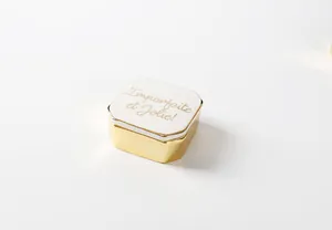 Detail der Schmuckschatulle mit Goldfinish und französischem Text Imparfaite et Jolie