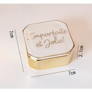 Nordische achteckige Schmuckschatulle aus Keramik für Ringe mit Metallsockel in Gold