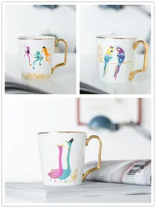 Mug artistici in ceramica con manici dorati e illustrazioni creative di animali