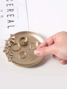 Gros plan d'un ensemble de bagues dorées avec plateau à nœud pour ranger des bijoux