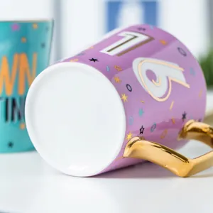 Tazza di lusso in ceramica viola con numero 16 dorato e motivi geometrici colorati