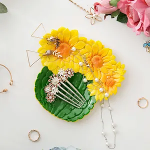Noords cactus sieradentray van hars met bloemenhaarkam, parelketting en elegante oorbellen