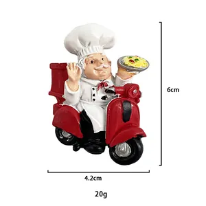 3D Cartoon Harz Koch auf rotem Roller Figur mit Pizza, Größe 6cm mal 4,2cm und Gewicht 20g