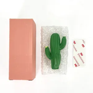 Dettaglio del gancio a cactus in resina con biadesivo 3M e scatola di imballaggio