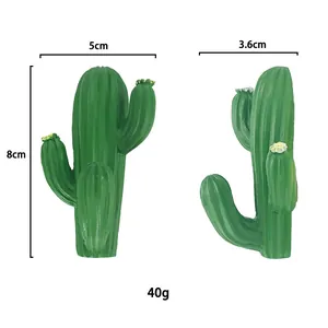 Dettaglio di un gancio a cactus in resina con dimensioni di 8 cm di altezza e trama verde