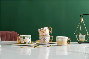 Service à café en céramique européenne avec anses dorées en ailes et motifs variés