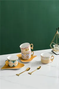 Vue détaillée de tasses à café en céramique style européen avec anses ailes dorées