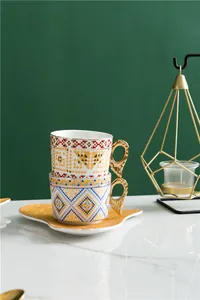 Détails de tasses à café en céramique européenne avec anses en ailes et soucoupes