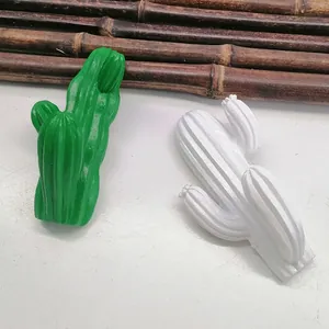 Dettaglio di ganci a muro in resina a forma di cactus verde e bianco con trama rigata