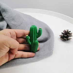 Gancio a muro in resina a forma di cactus nano con fiori gialli e texture a coste